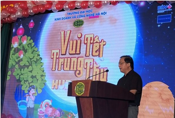 ThS. Nguyễn Hữu Chiến - Chủ tịch Công đoàn trường phát biểu khai mạc chương trình